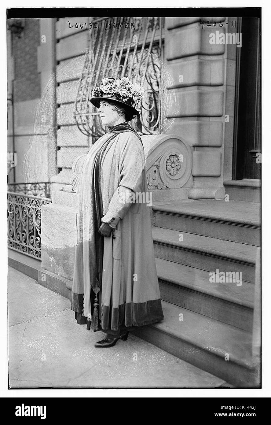 Louise Homer era una cantante d'opera americana rinomata per la sua voce potente e i suoi contributi al mondo dell'opera. Questa immagine mette in evidenza la sua importanza nella musica dei primi anni del XX secolo. Foto Stock