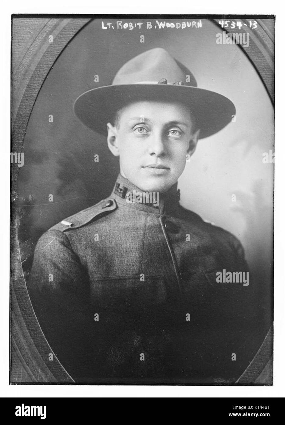 Il tenente Robert B. Woodburn fu una figura notevole, probabilmente coinvolta nella storia militare. Il riferimento al suo ID numero 26172550115 potrebbe riguardare un archivio storico o un registro del suo servizio, segnando i suoi contributi durante un evento o un periodo di tempo significativo. Foto Stock