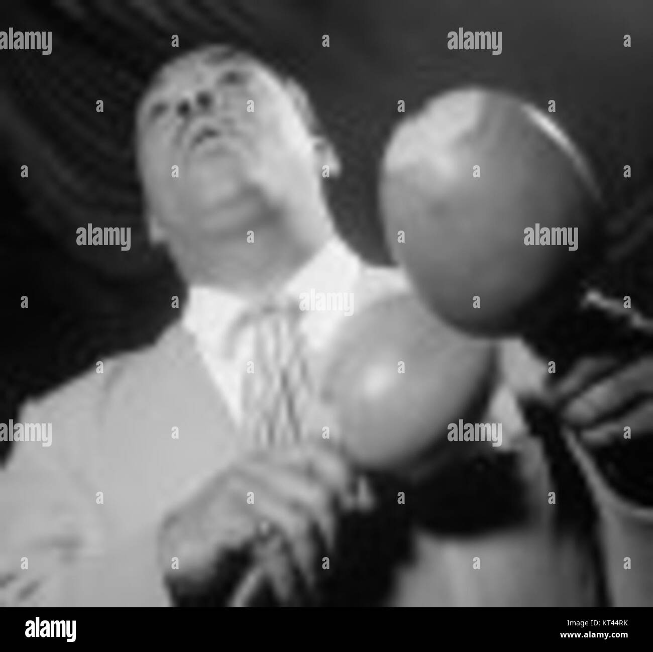 Un'immagine a 100 px di Machito, probabilmente riferita all'influente musicista jazz afro-cubano e bandleader, noto per i suoi contributi alla musica latina. Foto Stock