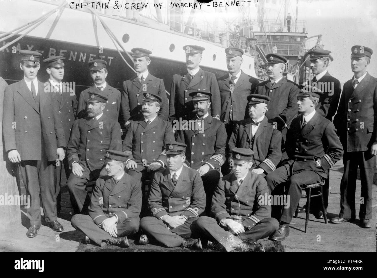 La Mackay-Bennett era una nave per la posa di cavi nota per il suo ruolo nel recupero delle vittime del Titanic. L'equipaggio, catturato in questa immagine dell'inizio del XX secolo, ha svolto un ruolo significativo in una delle più famose operazioni di recupero marittimo della storia. Foto Stock