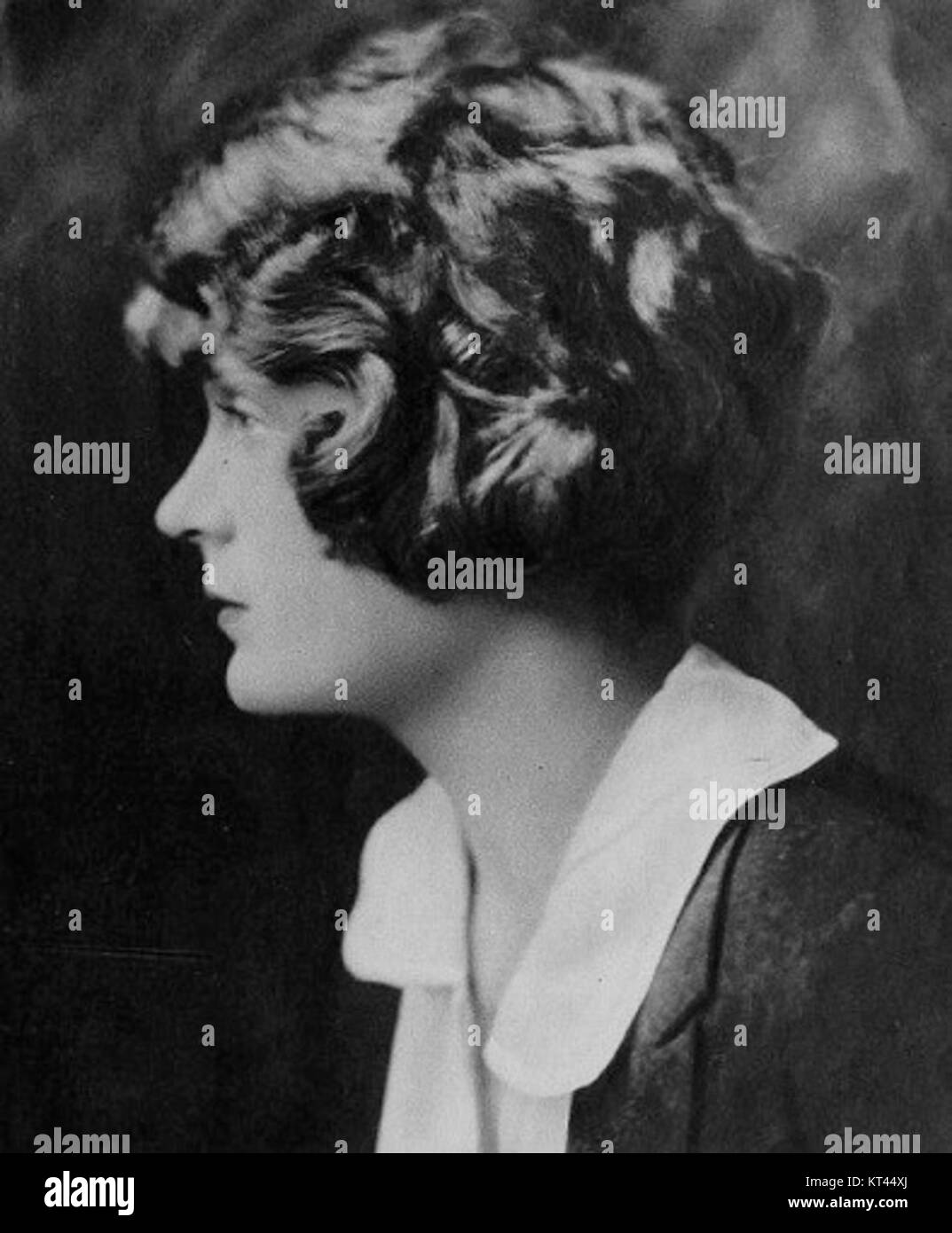 Mae Marsh è stata un'attrice americana nota soprattutto per i suoi ruoli nei primi film muti. Questa fotografia la cattura in un momento dell'era del cinema muto, riflettendo i primi giorni di Hollywood. Foto Stock