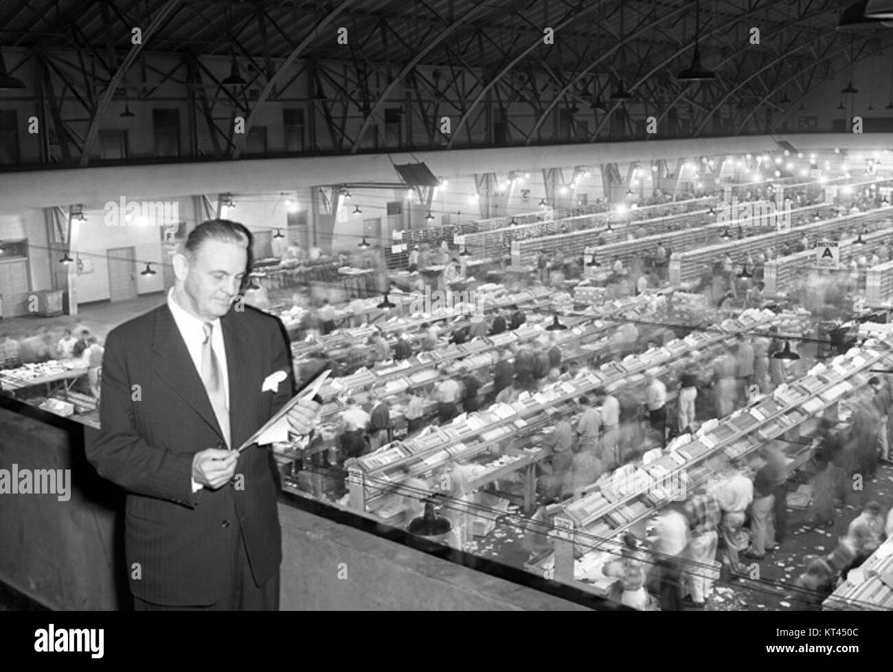 Una rappresentazione storica dello smistamento della posta del 1951, evidenziando i metodi e la tecnologia utilizzati nei servizi postali durante la metà del XX secolo. Foto Stock