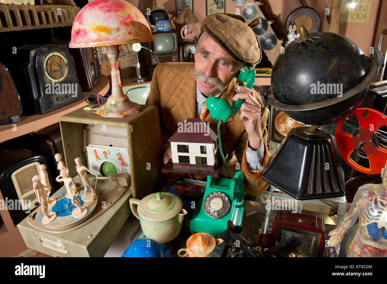 La Bakelite Museum di Williton, Somerset REGNO UNITO, con proprietario Patrick Cook Foto Stock