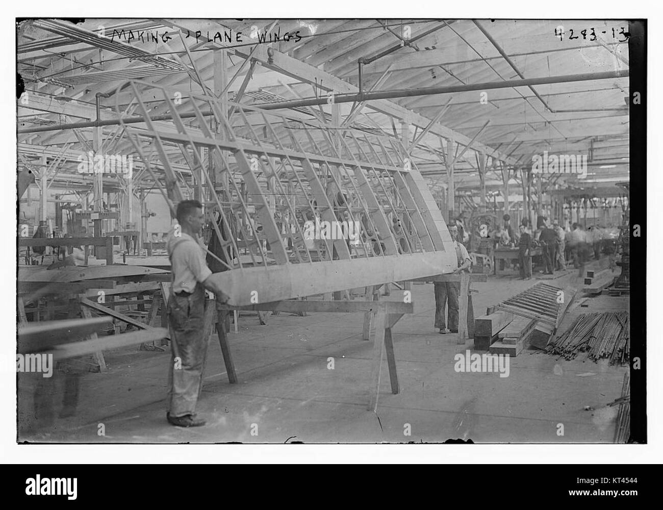 Processo di produzione di ali di aeromobili, inclusi materiali, progettazione, ingegneria e tecniche di assemblaggio per la sicurezza del volo e l'ottimizzazione delle prestazioni. Foto Stock