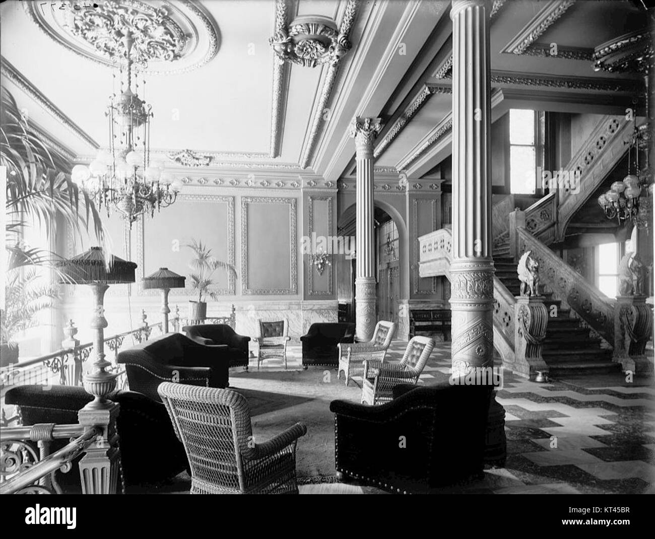 La scala in marmo nell'atrio del Murray Hill Hotel è una caratteristica elegante che mostra un design architettonico classico. L'hotel, un tempo un prestigioso punto di riferimento a New York City, è conosciuto per i suoi interni raffinati e il suo significato storico. Foto Stock