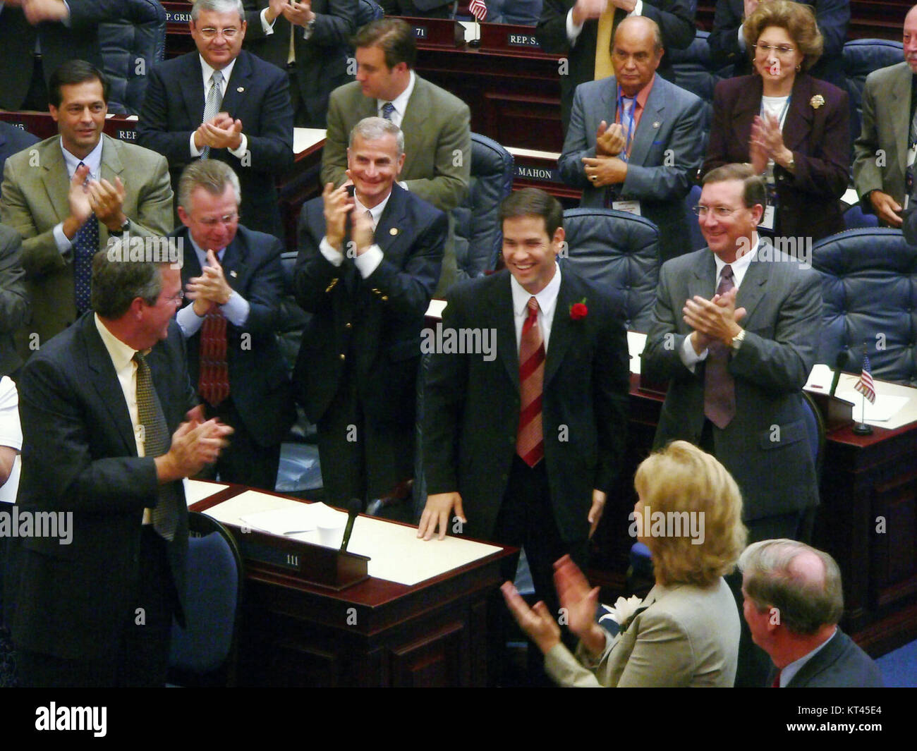 Questa immagine cattura Marco Rubio riconoscendo una standing ovation alla sua scelta come Speaker, con il Governatore della Florida Jeb Bush al suo fianco. Il momento evidenzia l'ascesa politica di Rubio e il sostegno di figure di spicco del suo partito. Foto Stock