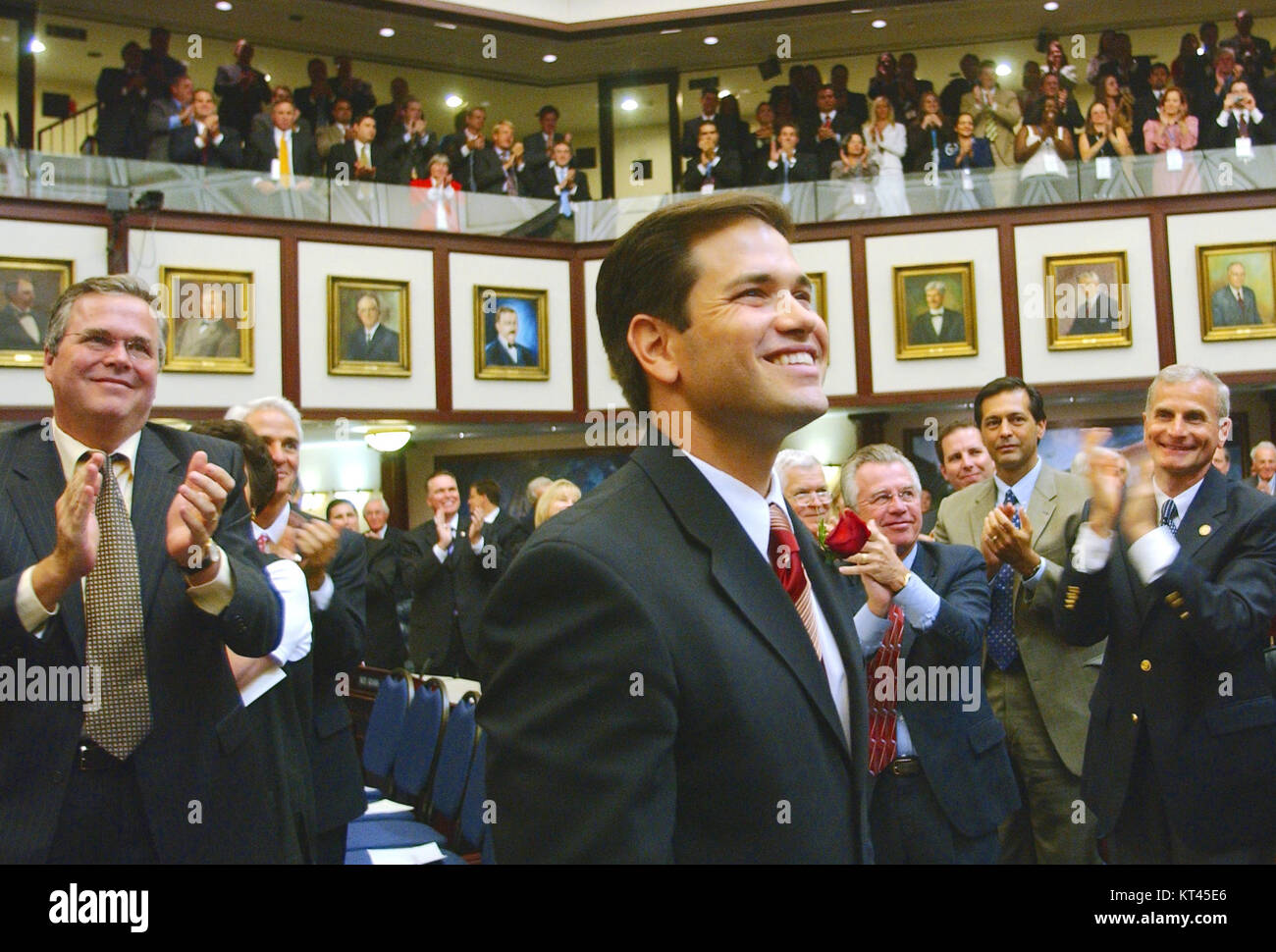 Marco Rubio, recentemente selezionato come speaker della camera, si vede guardare verso la sua famiglia, con figure di rilievo come il governatore Jeb Bush e Charlie Crist sullo sfondo. Foto Stock