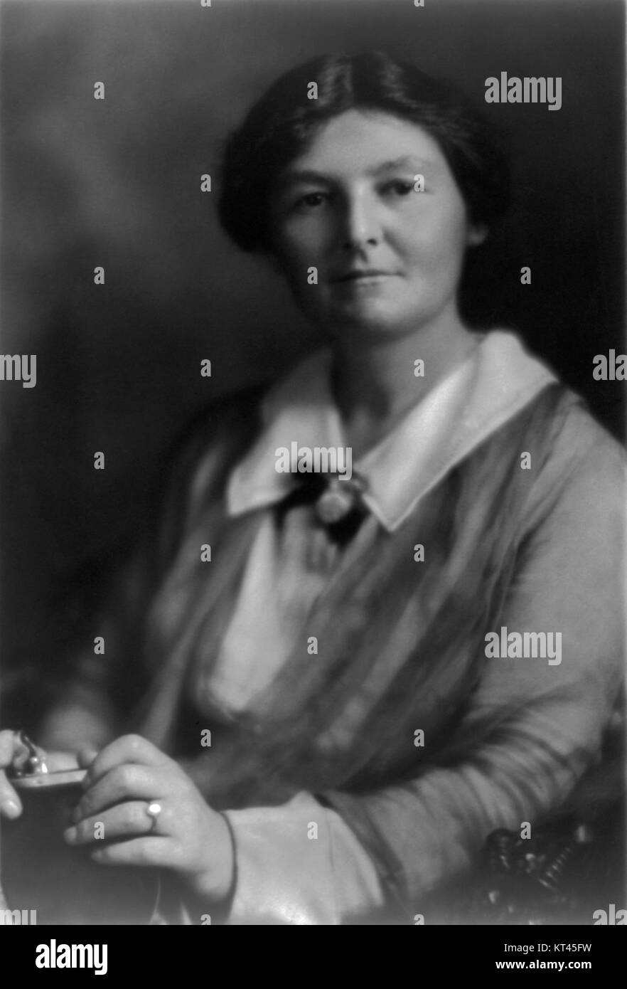 Margaret Bondfield era una politica britannica e leader sindacale, nota per i suoi contributi alle riforme sociali e ai diritti delle donne all'inizio del XX secolo. È stata la prima donna a ricoprire una posizione di Gabinetto nel Regno Unito. Foto Stock