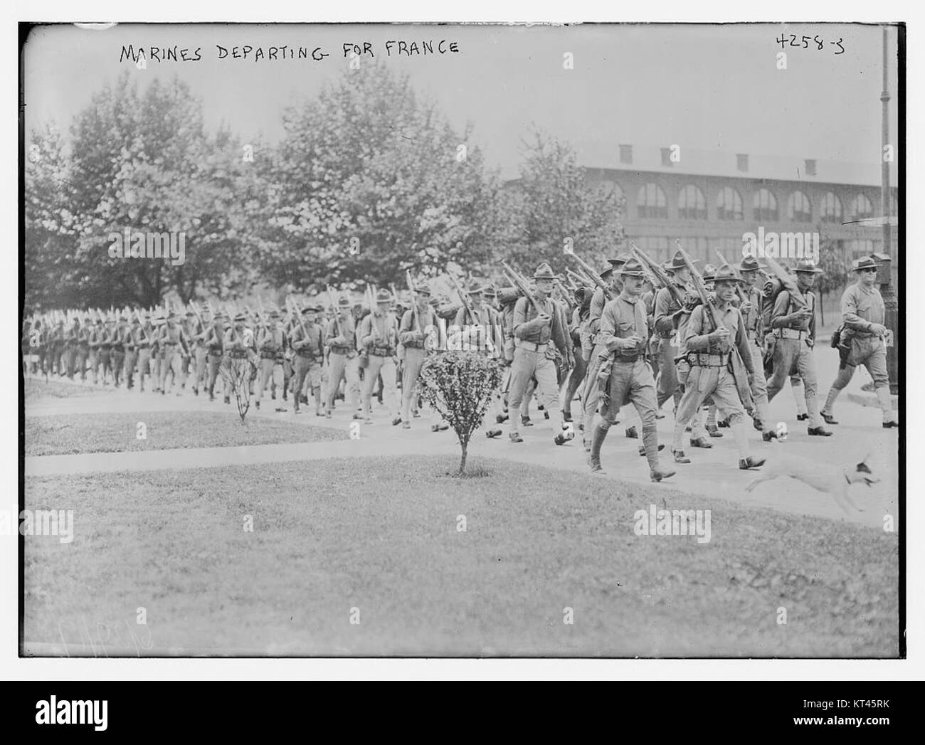 Questa immagine cattura i Marines statunitensi che si preparano a partire per la Francia, probabilmente durante una significativa operazione militare. Il momento storico riflette la mobilitazione delle forze durante un grande conflitto. Foto Stock