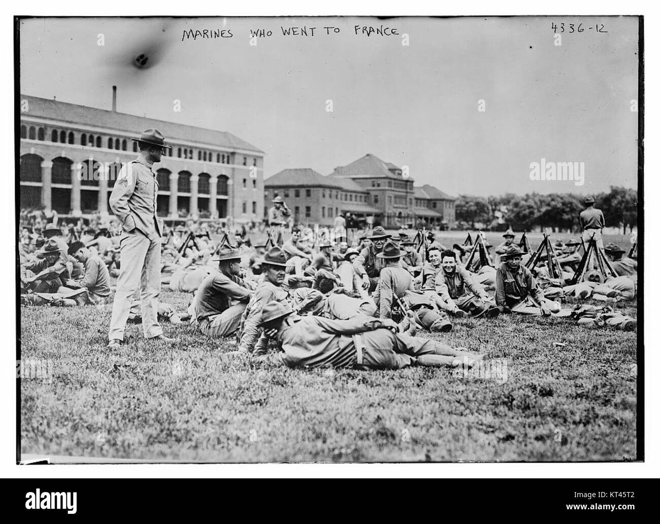 Questa fotografia storica cattura un gruppo di marines statunitensi che hanno prestato servizio in Francia durante la prima guerra mondiale. L'immagine evidenzia il loro ruolo nel conflitto e il loro significativo contributo agli sforzi alleati nella guerra. Foto Stock