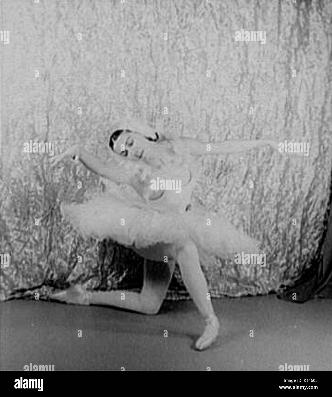 Markova's Dying Swan è una famosa performance di balletto coreografata per la prima volta da Michel Fokine per Anna Pavlova. Ritrae gli ultimi momenti di un cigno, simboleggiando grazia e bellezza, eseguito come pezzo solista in numerose produzioni di balletto. Foto Stock