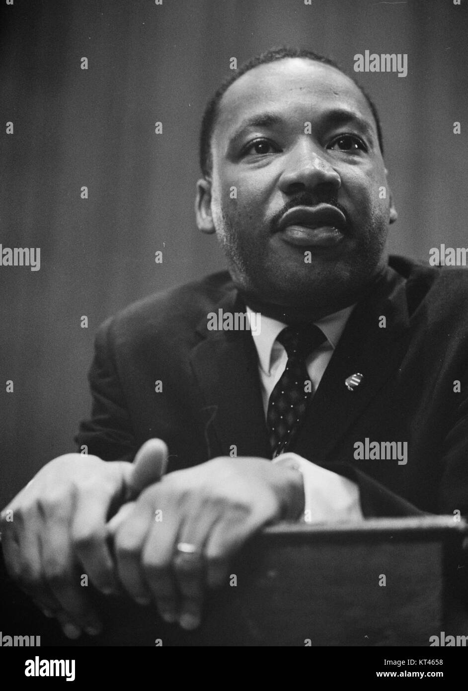 Un'immagine storica di Martin Luther King Jr. Del 1964, appoggiato su un leggio, simboleggia la sua leadership durante il movimento per i diritti civili e la sua influenza sulla storia americana. Foto Stock
