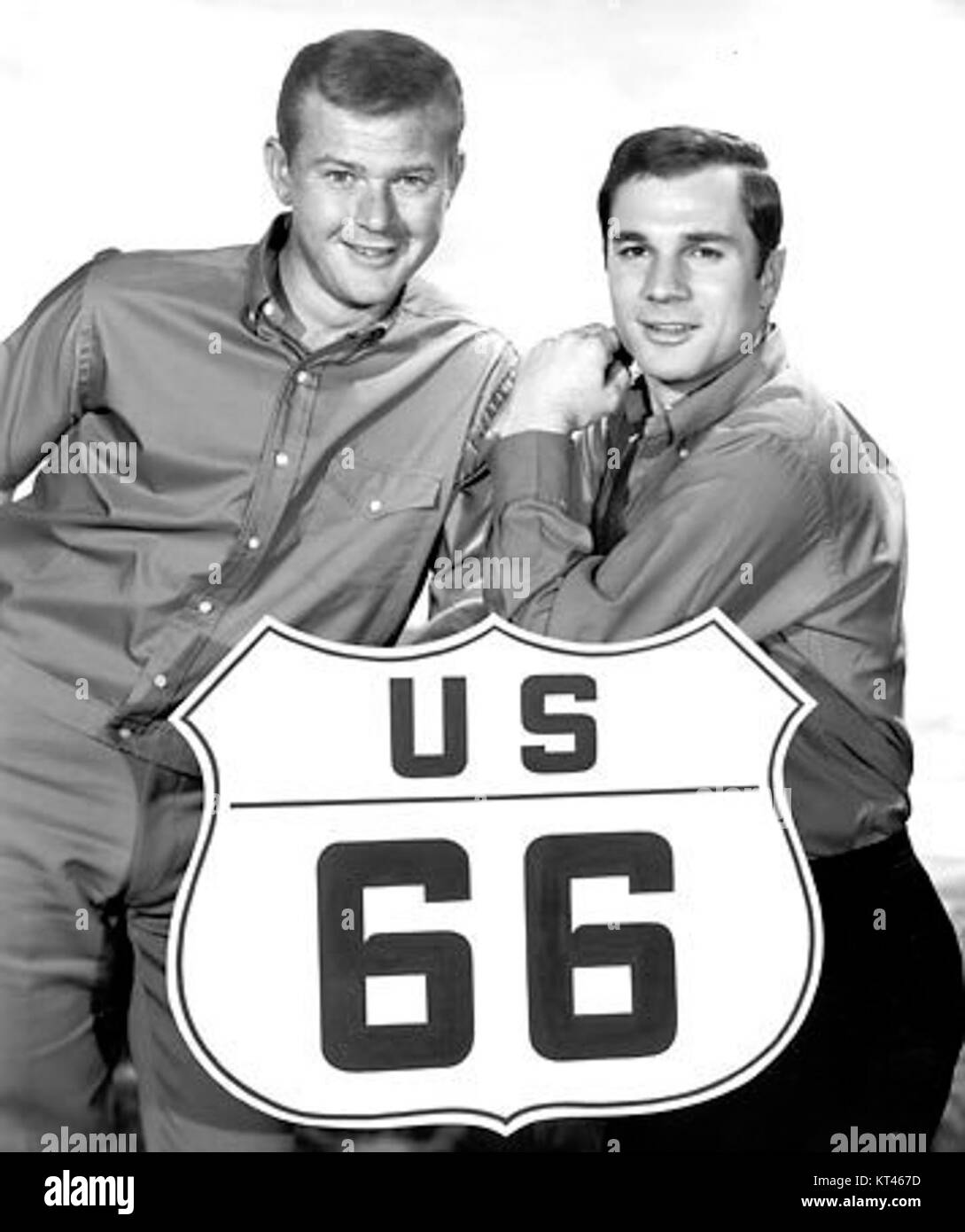 Fotografia del cartello della Route 66 con gli attori Martin Milner e George Maharis, stelle della serie televisiva "Route 66". Foto Stock
