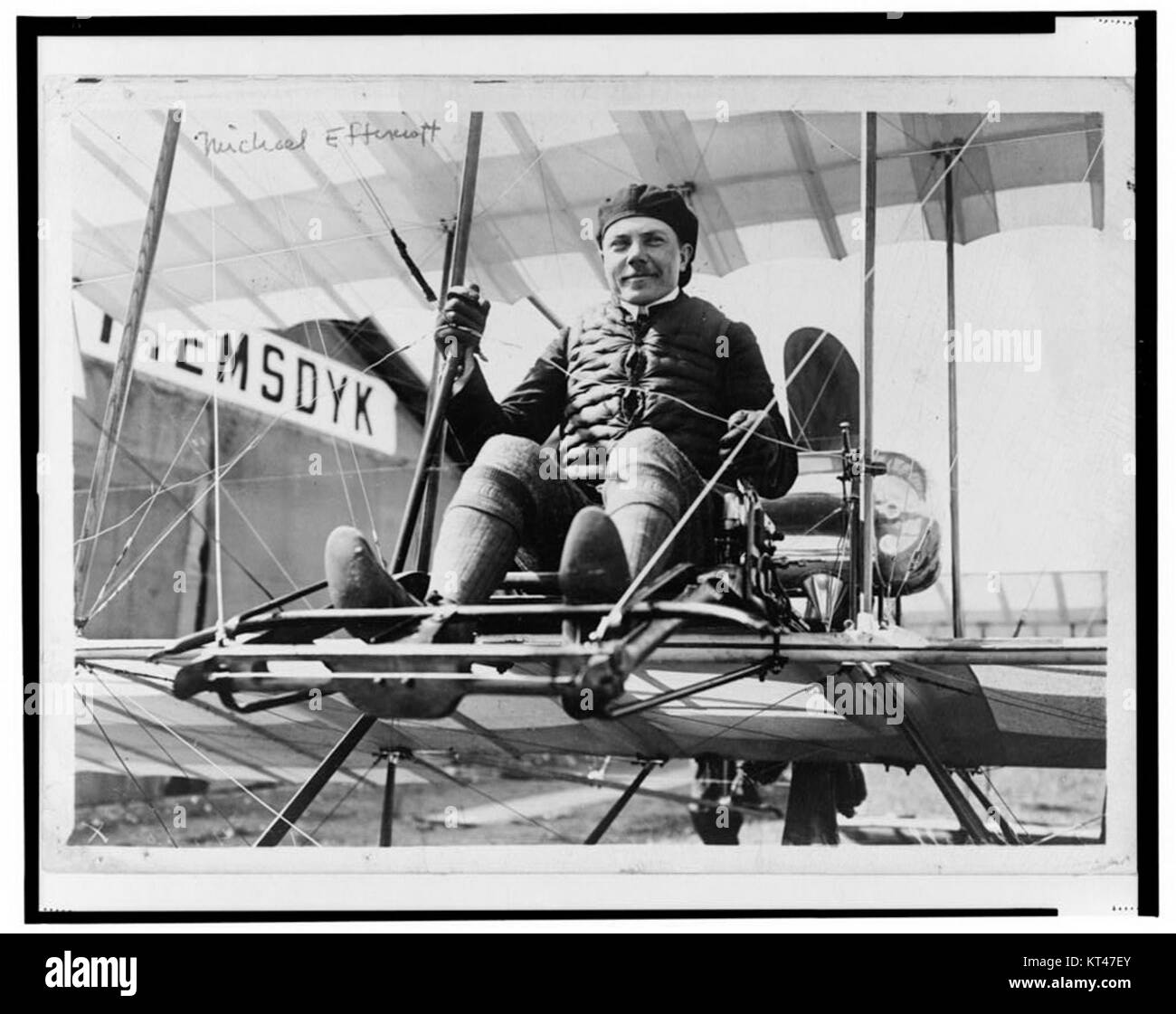 Mikhail Effimov, Russo aviatore, ritratto a figura intera, seduto su aereo, rivolto verso la parte anteriore Foto Stock