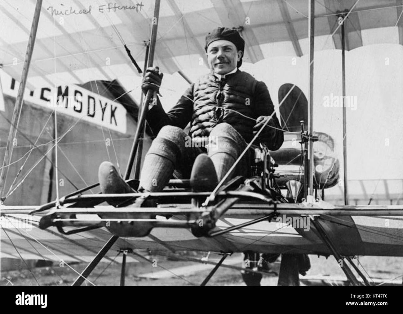 Mikhail Effimov, Russo aviatore, ritratto a figura intera, seduto su aereo, rivolto verso la parte anteriore (ritagliate) Foto Stock