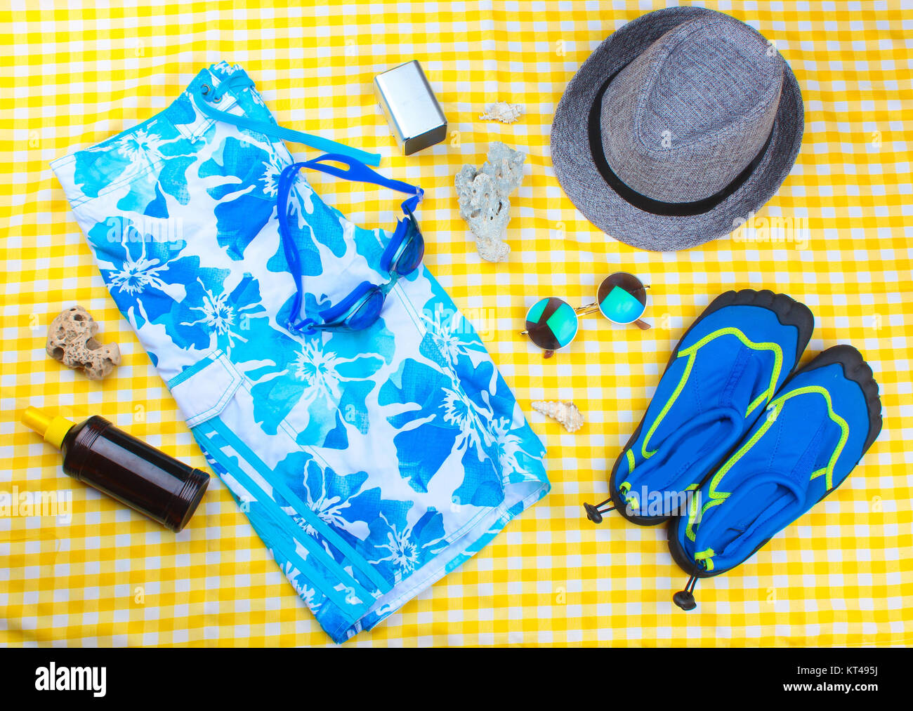 Tempo di spiaggia viaggio estivo Kit dotato di traversine bikini, radio, lozione solare, lozione, cappello e fotocamera Foto Stock