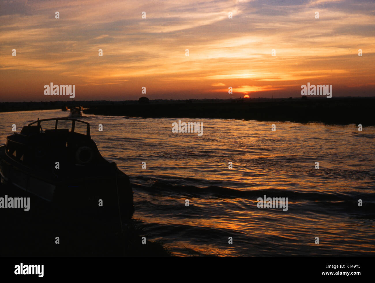 Tramonto, fiume Bure, Norfolk, Inghilterra, 1961 Foto Stock