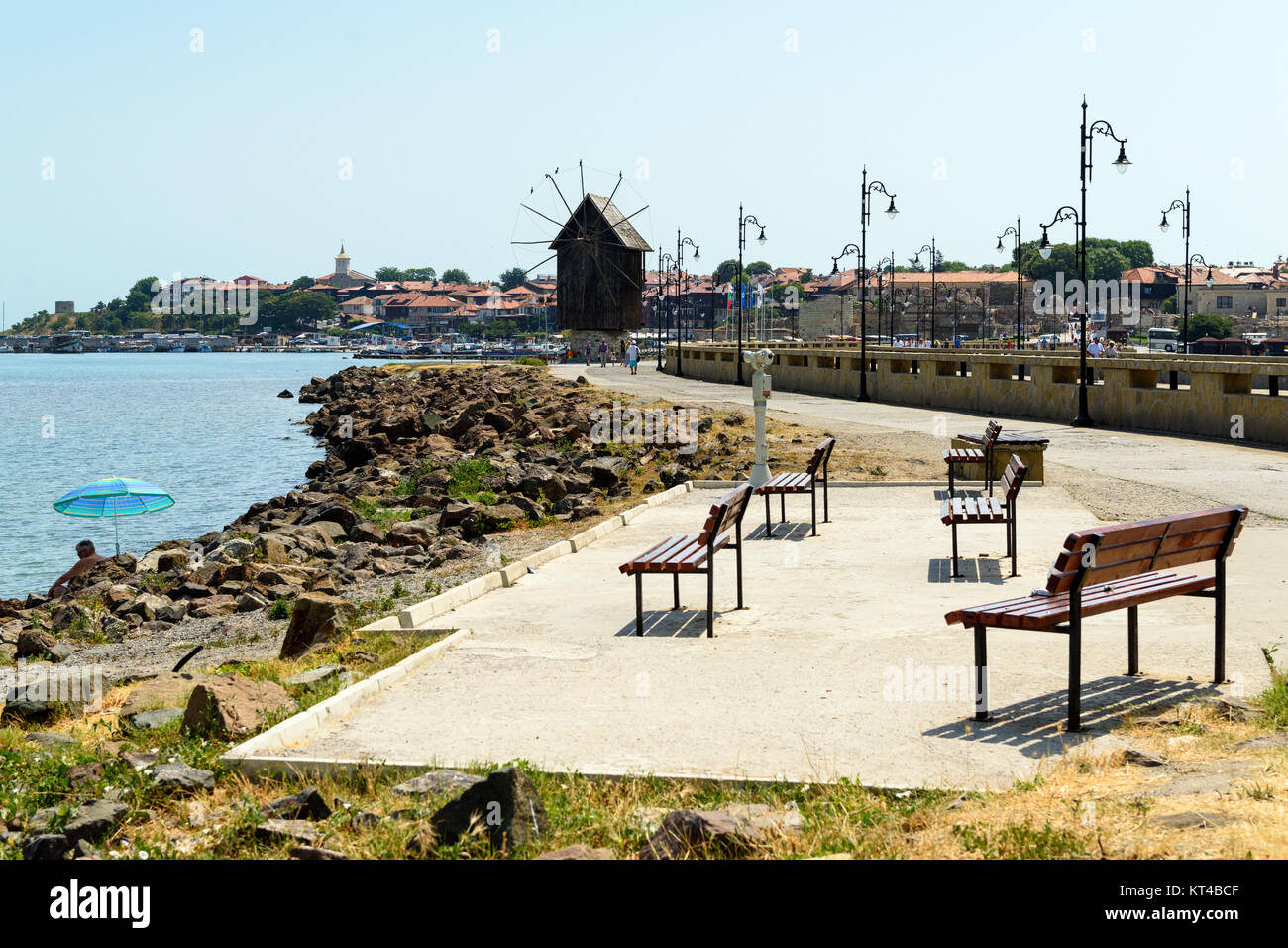 Il mulino a vento di legno sull'istmo di Nesebar che collega la terraferma e la città vecchia sulla penisola, Nesebar, Bulgaria Foto Stock