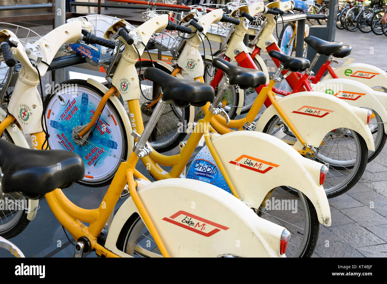 Rack con parcheggiato BikeMi bike - bike sharing service a Milano, noleggiare un bikeр milano, Italia Foto Stock