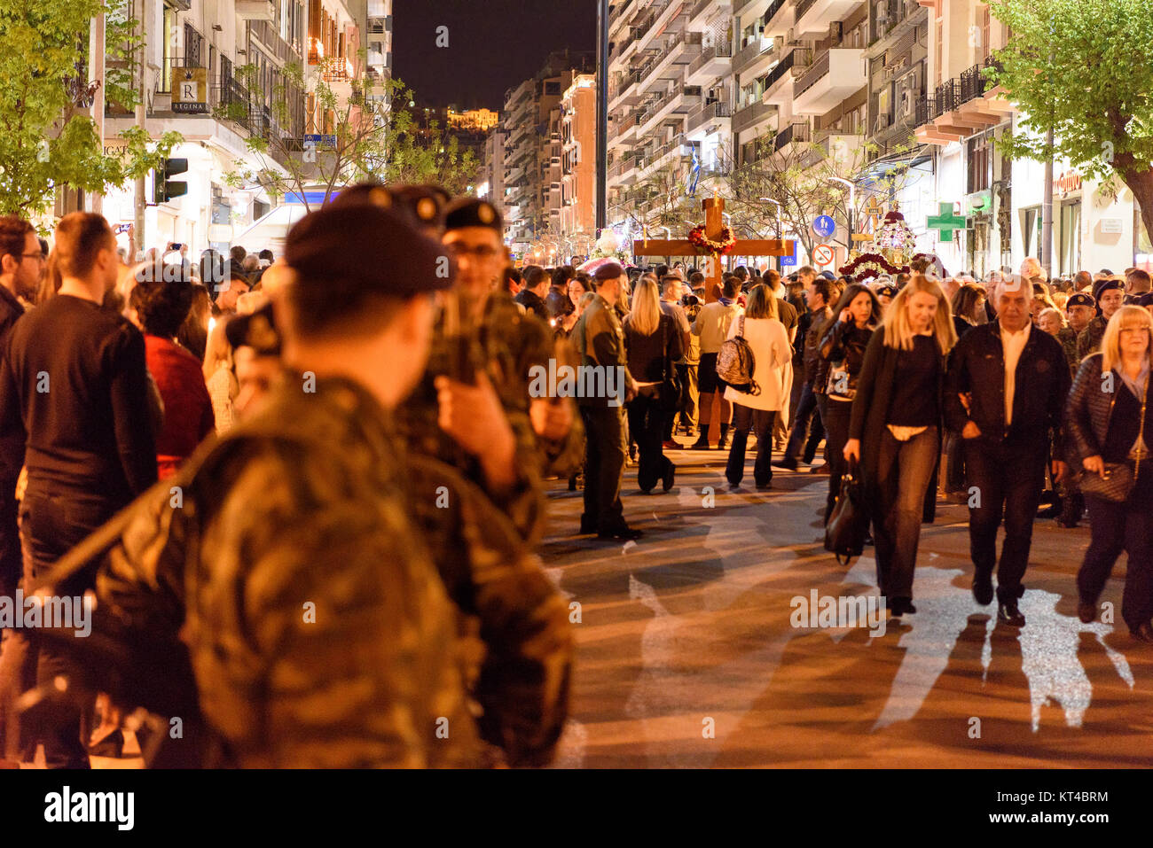 Via della Croce la notte del Venerdì santo durante le celebrazioni pasquali, Salonicco, Grecia Foto Stock