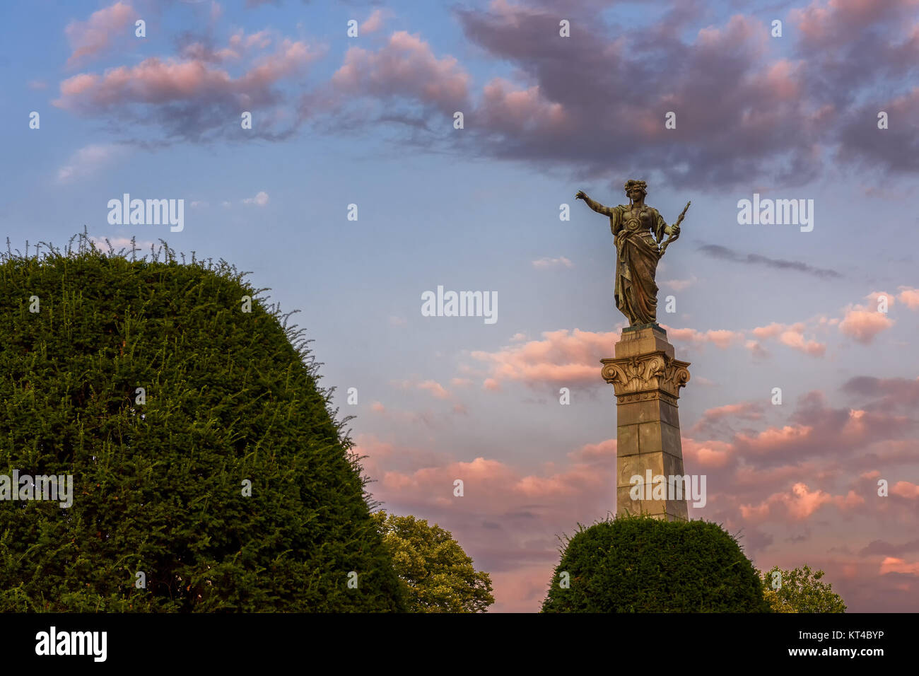 Il monumento della libertà - figura femminile in piedi sul piedistallo e tenendo una spada nella mano sinistra - uno dei simboli di Ruse, Bulgaria Foto Stock