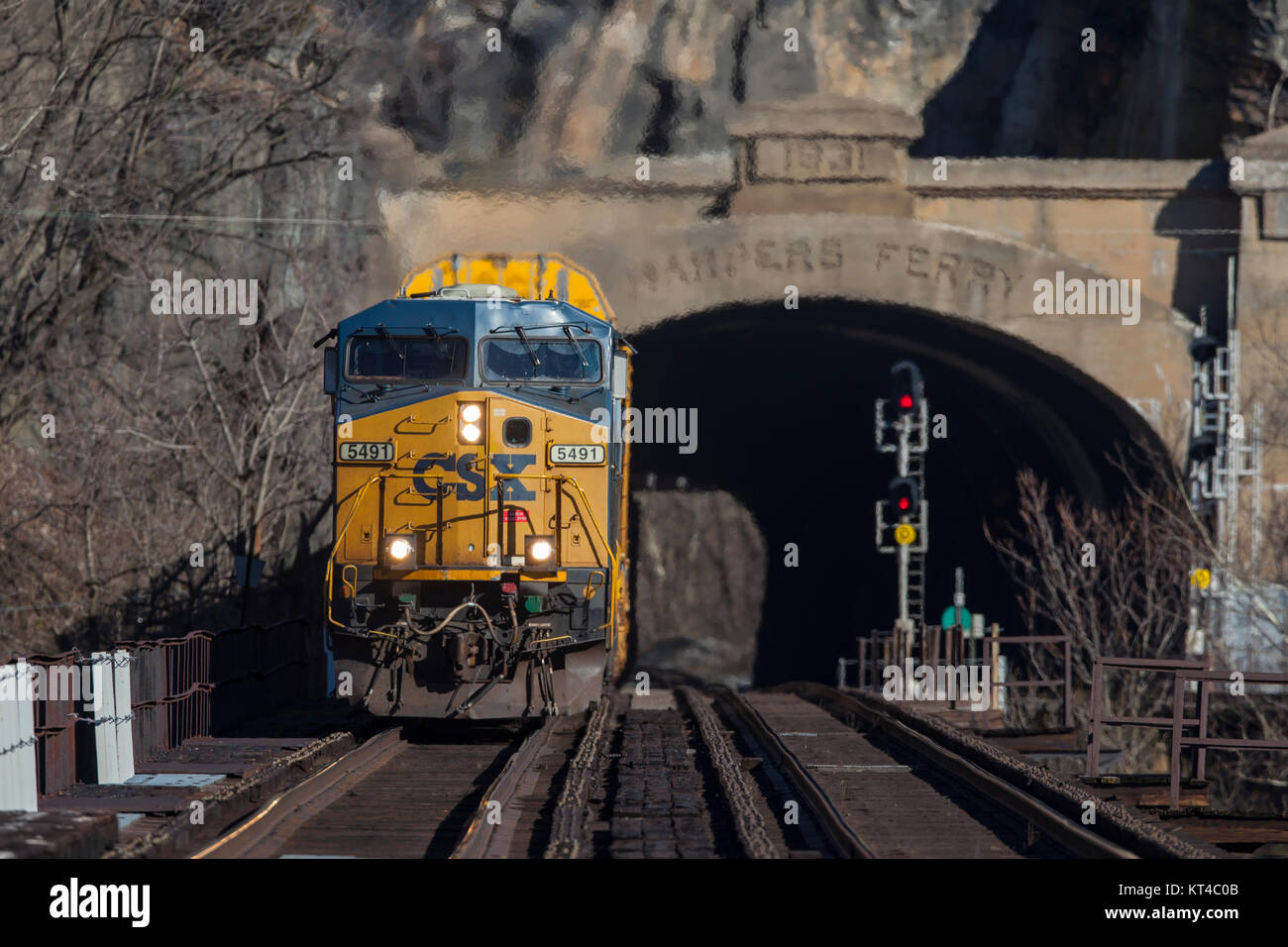 CSX trasporto treno merci con vetture autorack di uscire dal tunnel Foto Stock