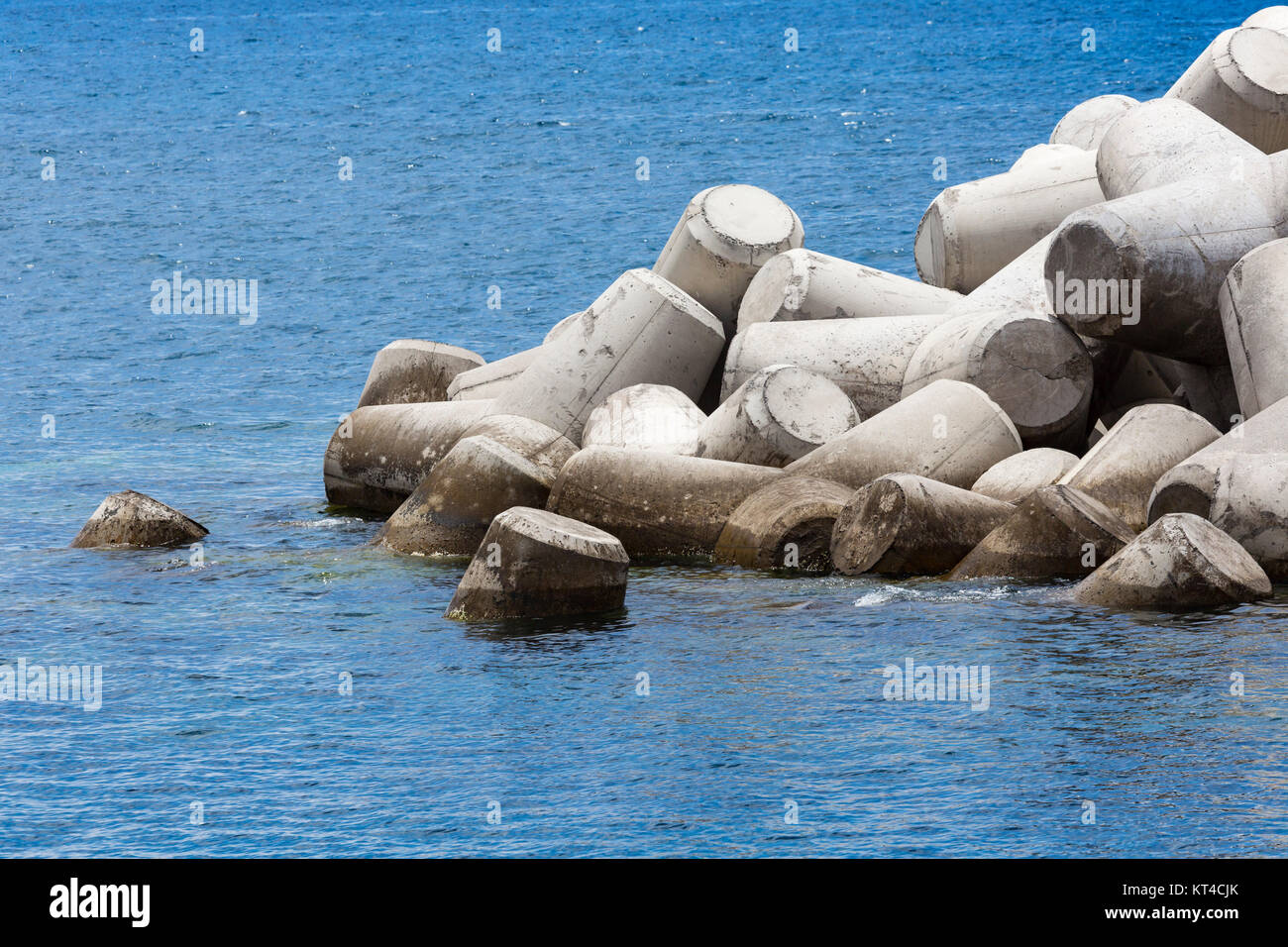 Blocco di calcestruzzo frangionde colpiti dalle onde dell'atlantico Foto Stock