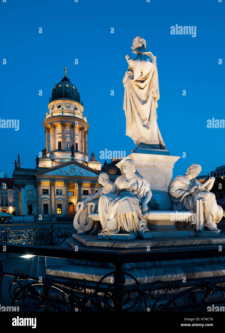 Shiller monumento e Cattedrale Tedesca a Gendarmenmarkt a Berlino Foto Stock