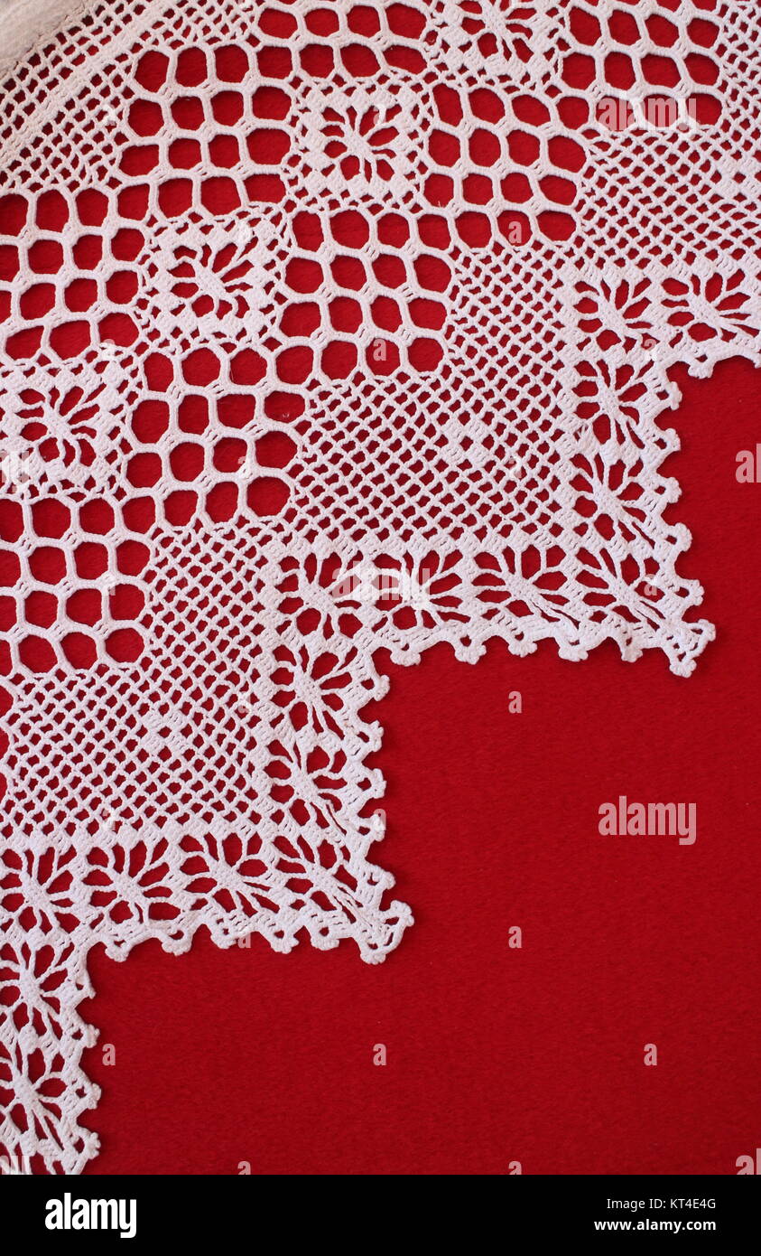 Macrame fatti a mano su sfondo rosso con copia spazio. immagine concettuale matrimonio o tema vacanze Foto Stock