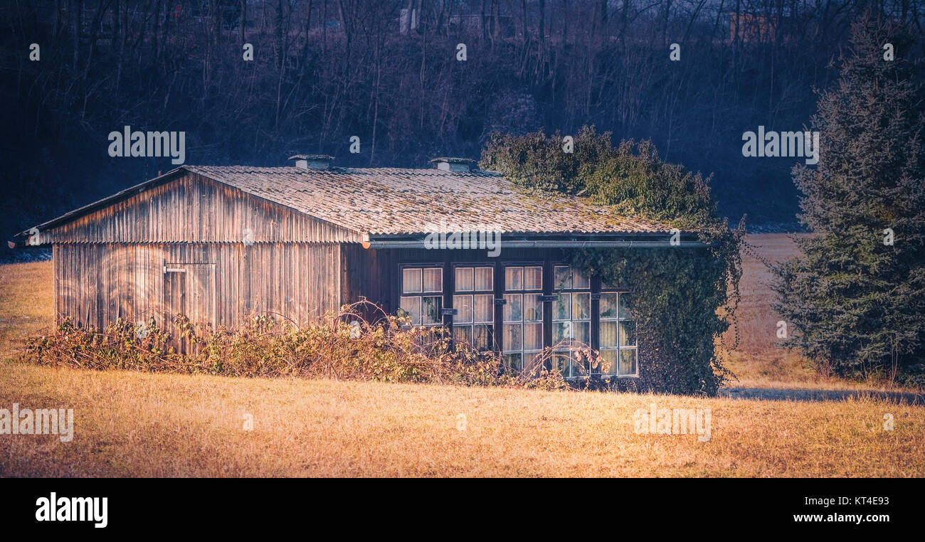 Abbandonate le piccole e casa in legno Foto Stock