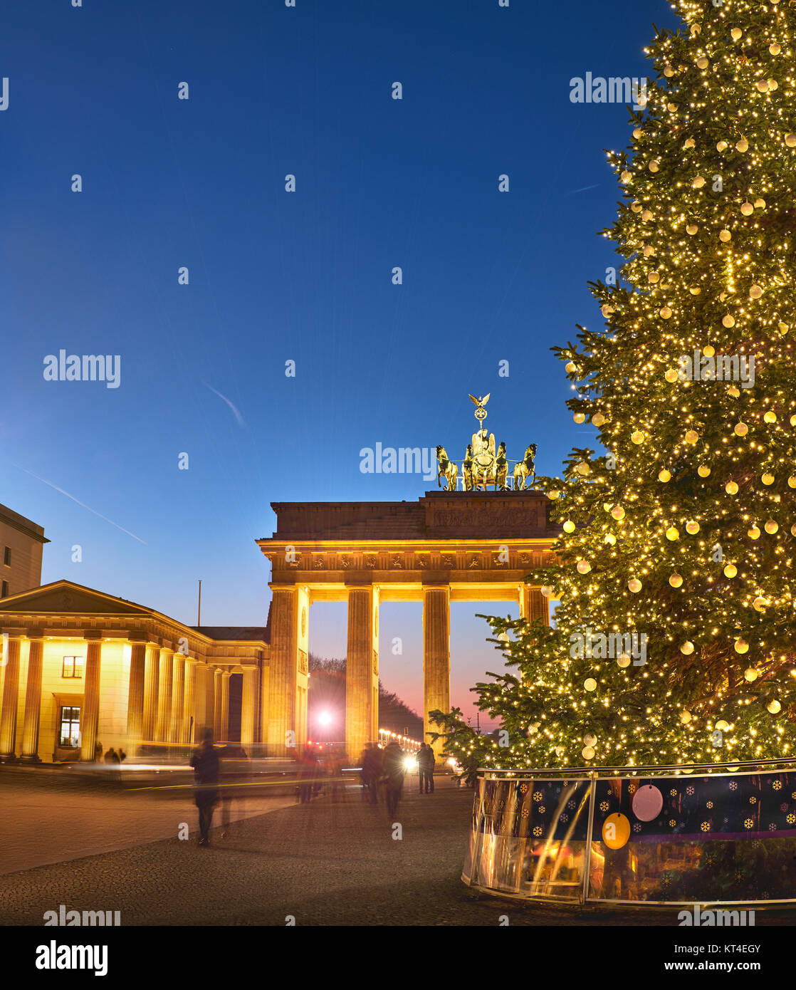 La Porta di Brandeburgo a Berlino con albero di Natale di notte con illuminazione serale, immagine panoramica Foto Stock