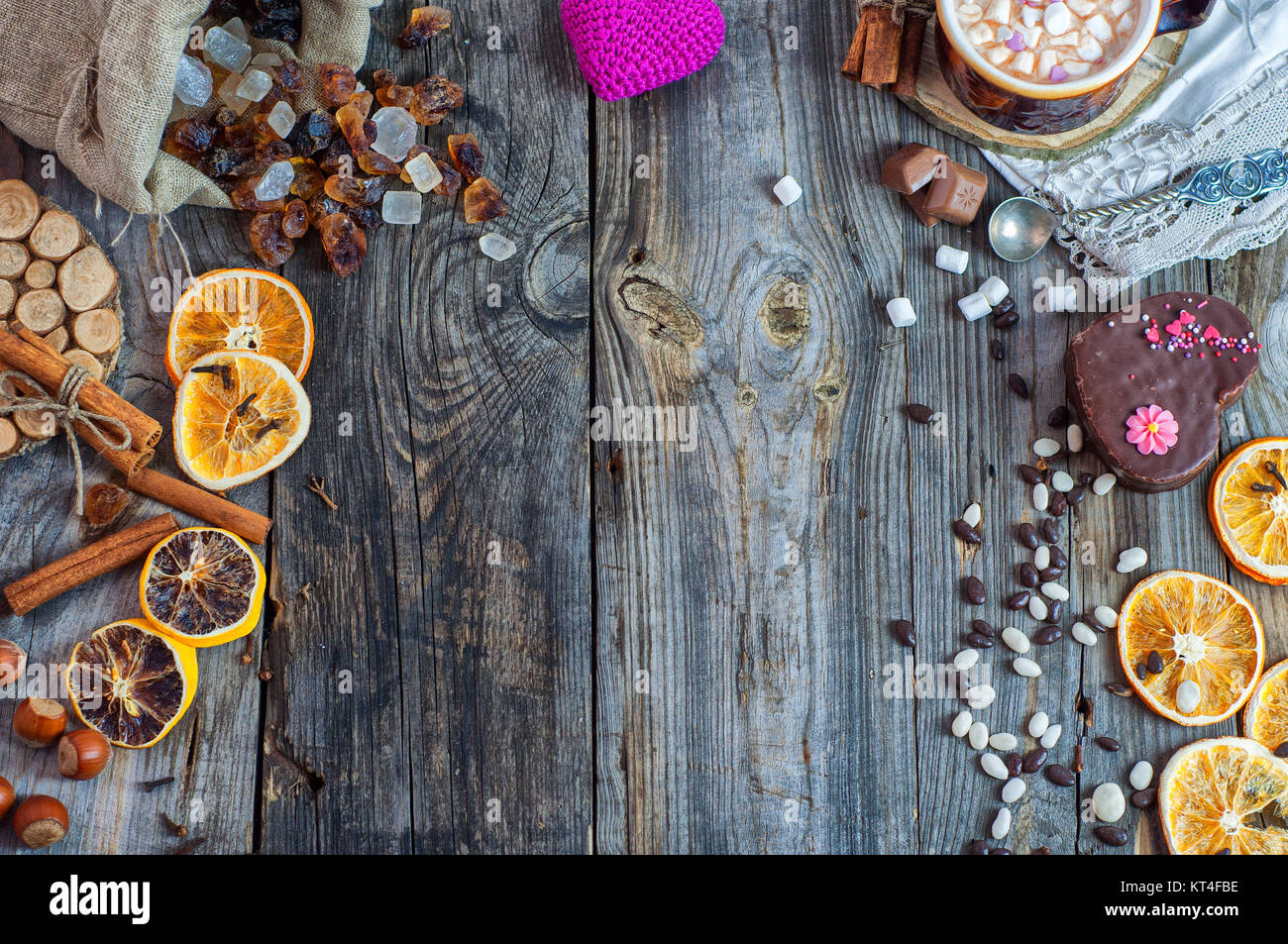 Grigio superficie di legno con dolci e bevande cacao con marshmallow Foto Stock