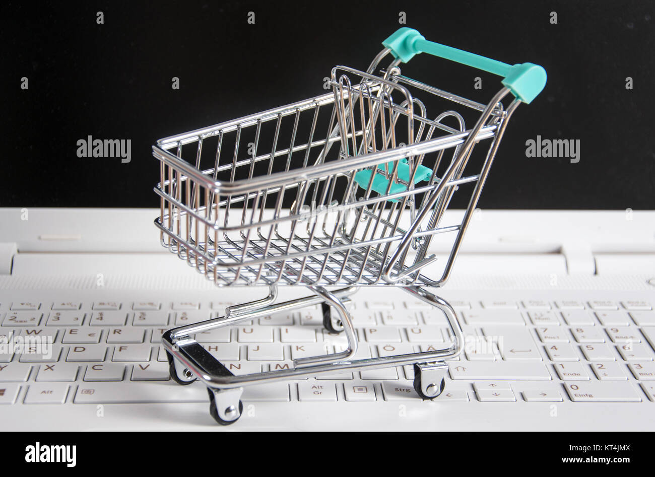 Einkaufswagen auf Tastatur Foto Stock