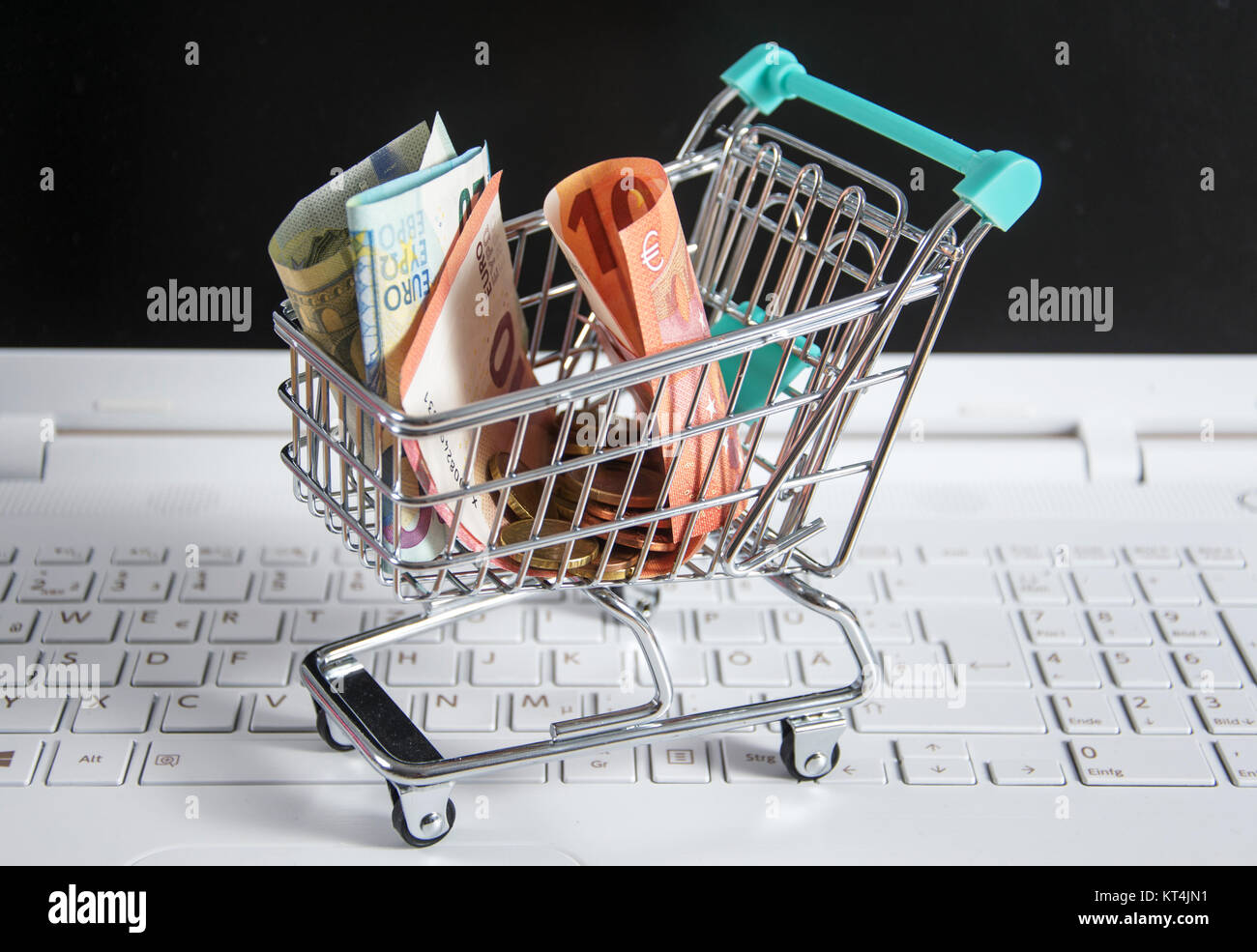 Einkaufswagen auf Tastatur Foto Stock