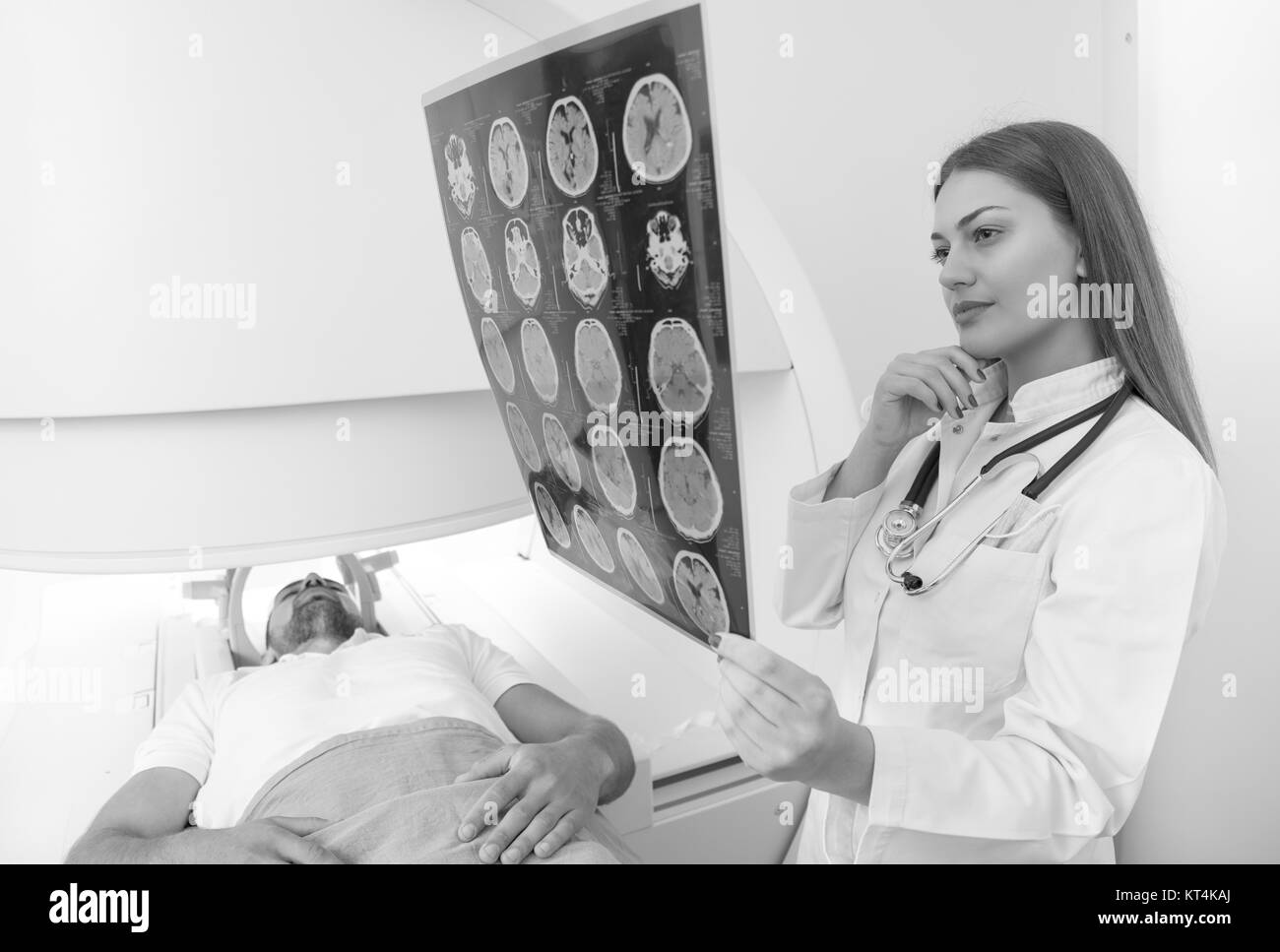 Fiducioso medico piacevole lavorare con MRI dei risultati di scansione Foto Stock