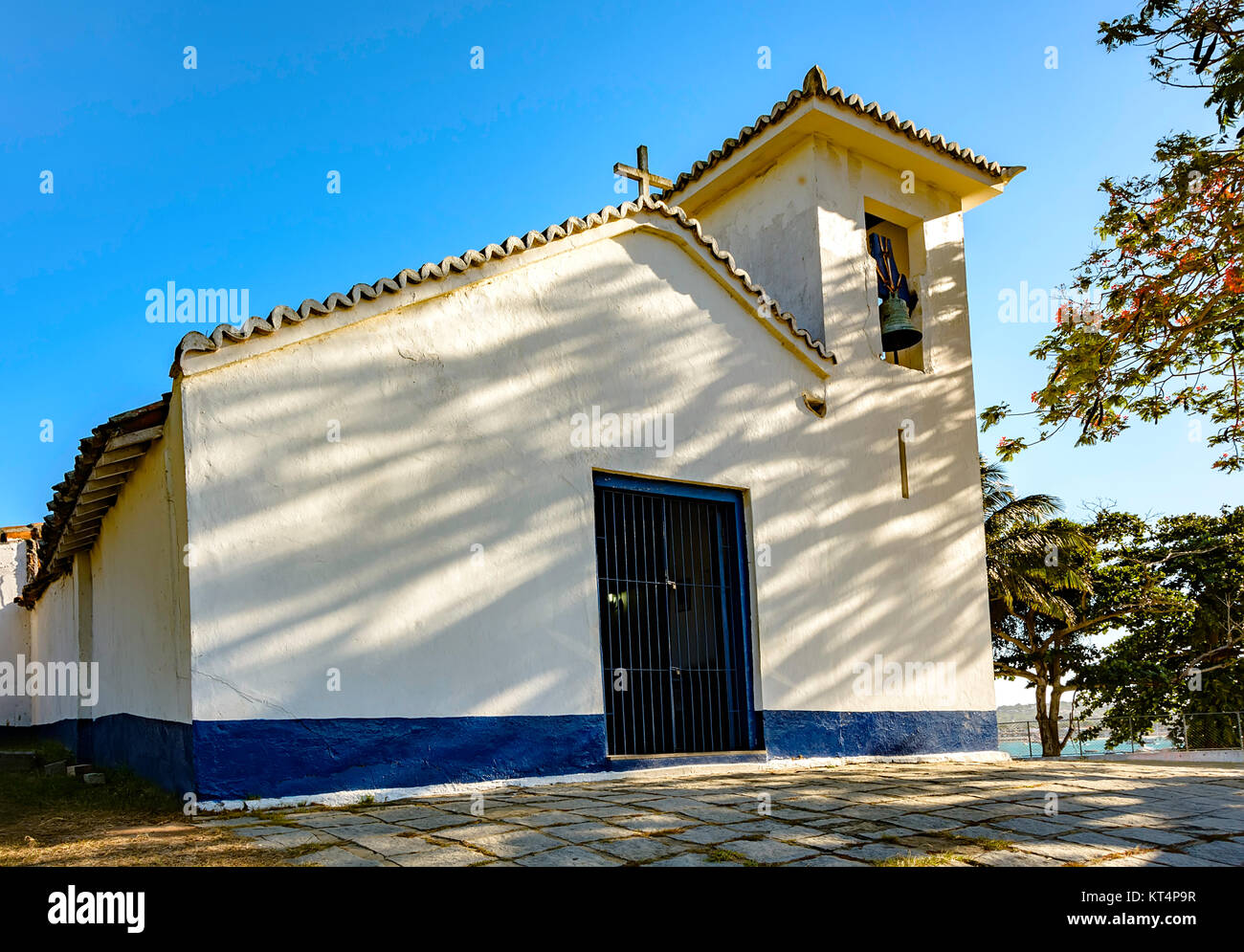 La chiesa antica facciata costruita nel XVIII secolo in Brasile in architettura coloniale in Buzios città Foto Stock