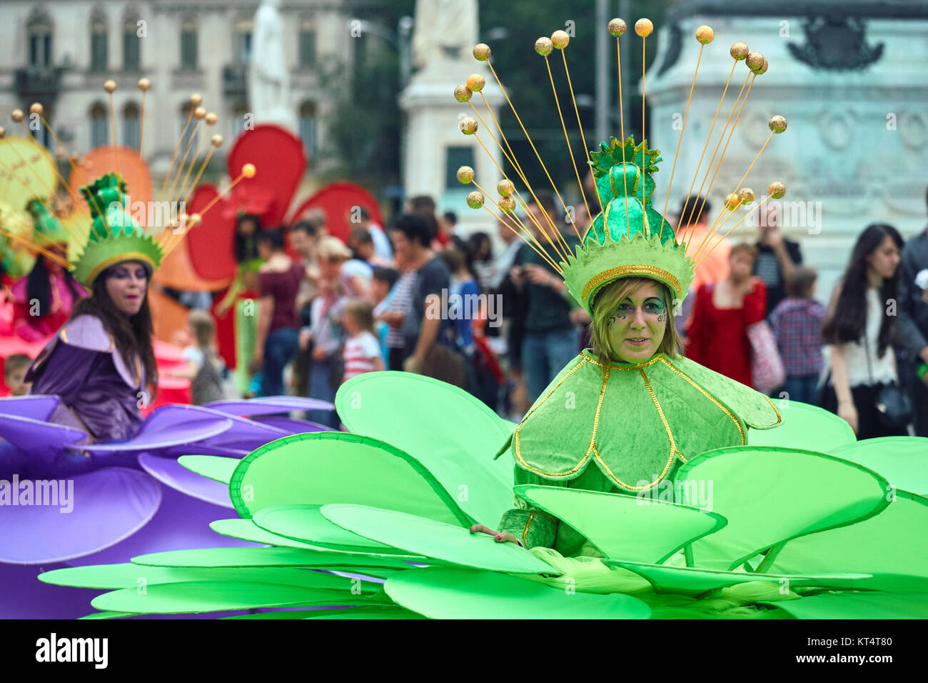 Bucarest, Romania - 29 Maggio 2014: ballerine in grandi esotici costumi colorati presente il gigante fiori mostrano durante il B-Fit Stre internazionale Foto Stock