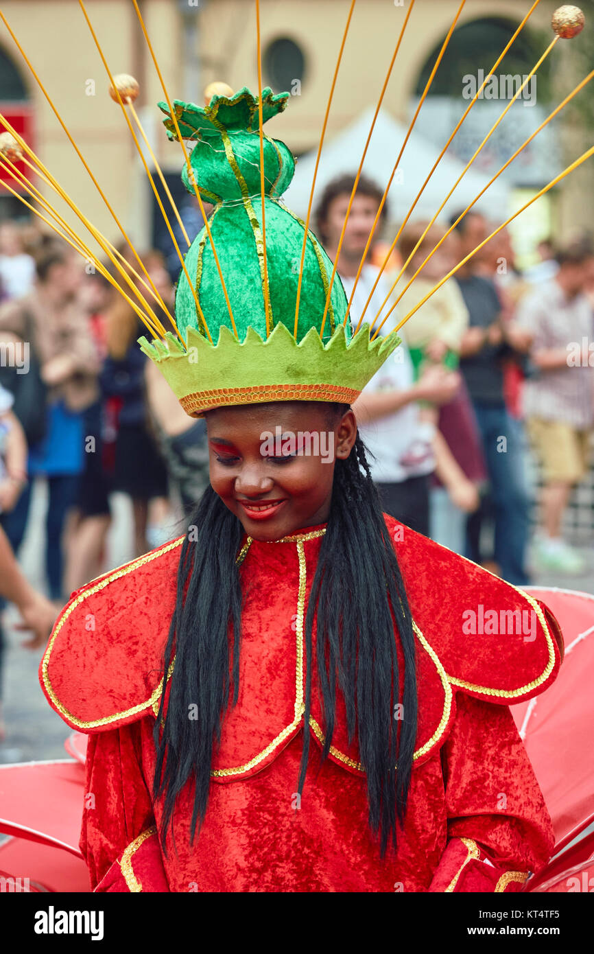 Bucarest, Romania - 29 Maggio 2014: Femmina danzatrice esotica in vivaci  vestito carnevale durante il B-Fit International Festival del teatro in  strada Foto stock - Alamy