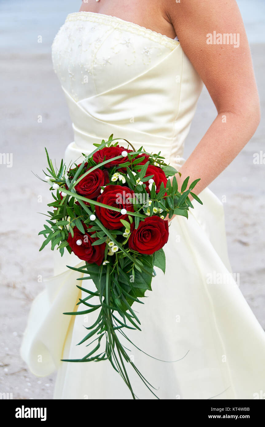 Sposa azienda wedding bouquet di rose rosse Foto Stock