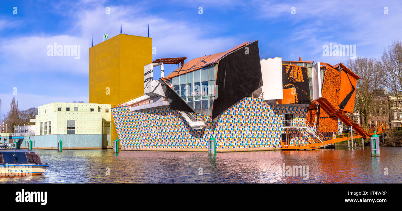 GRONINGEN, Paesi Bassi, 17 marzo 2017: Museo di Groningen exposition edificio ad angolo ampio panorama sulla soleggiata giornata di primavera in alta risoluzione Foto Stock