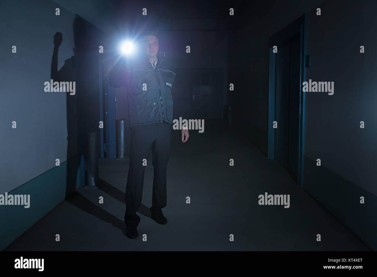 La guardia di sicurezza in piedi nel corridoio dell'edificio Foto Stock