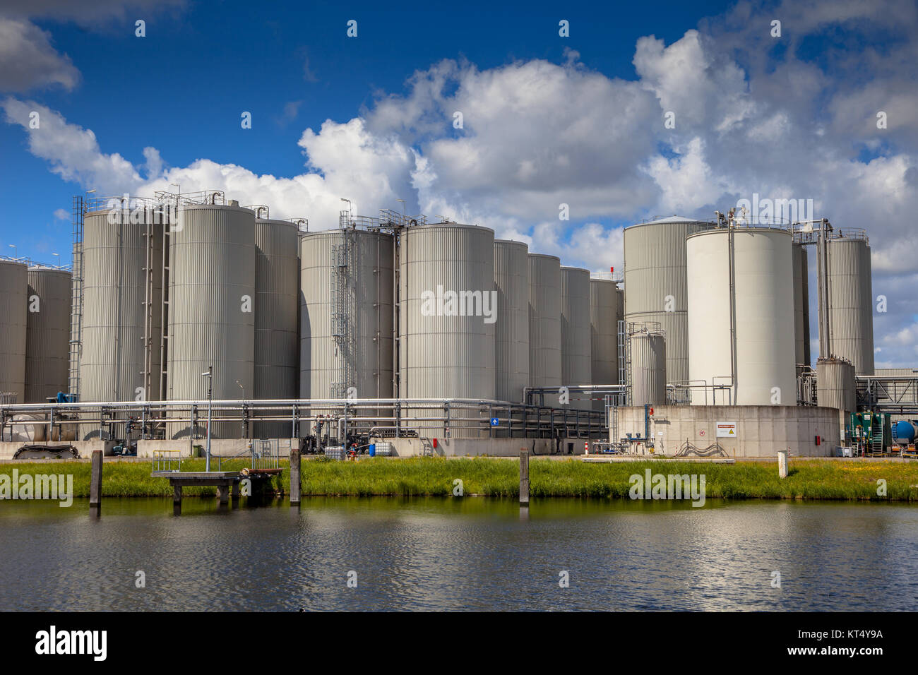 Serbatoio area di storage con docking facility in porto industriale nei Paesi Bassi Foto Stock