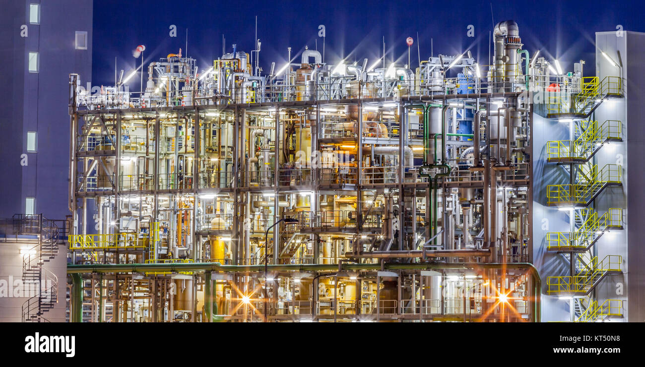 Indystry pesante impianto chimico scena notturna con i dettagli di mazework di tubi nel crepuscolo Foto Stock