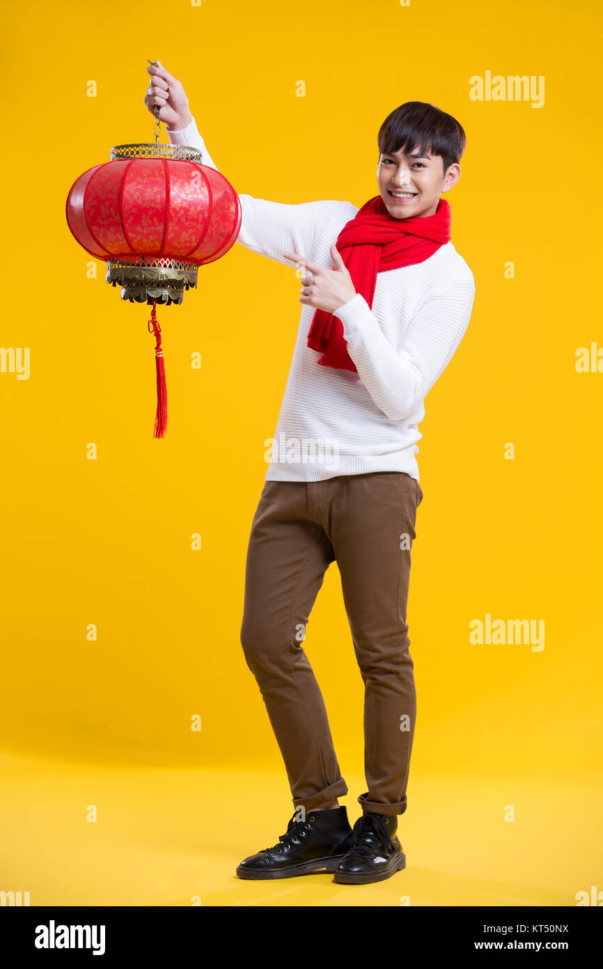 Allegro giovane per celebrare il capodanno cinese con la tradizionale lanterna Foto Stock