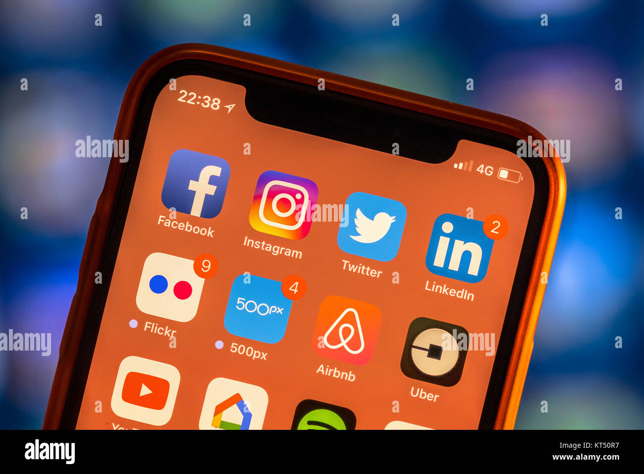 NEW YORK, Stati Uniti d'America - 7 Novembre 2017: Social media le icone delle app sul moderno nuovo smartphone display close-up attorno ad altre applicazioni iphone Foto Stock