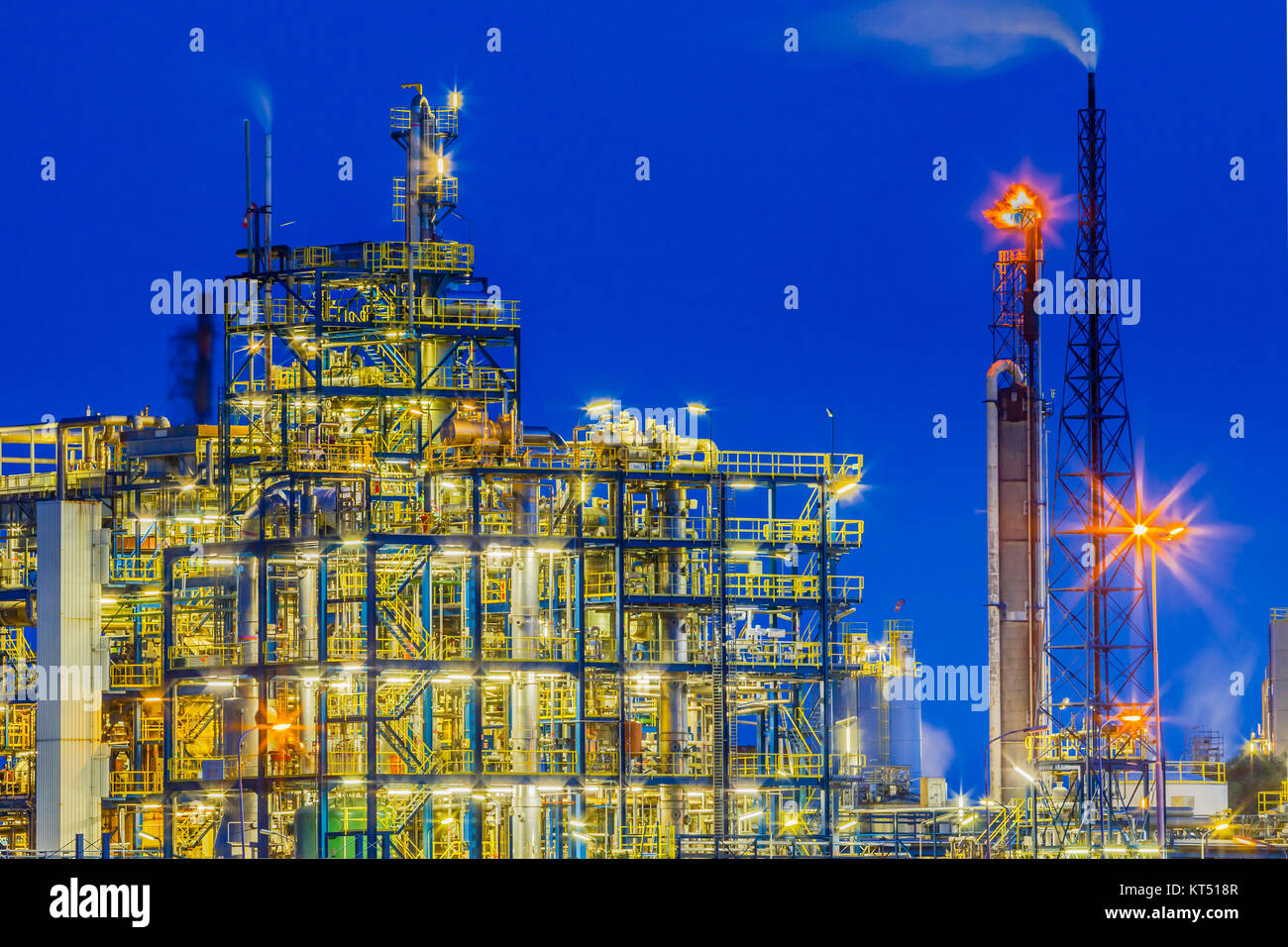 Chimica pesante impianto industriale quadro scena notturna con un labirinto di tubi durante il crepuscolo Foto Stock