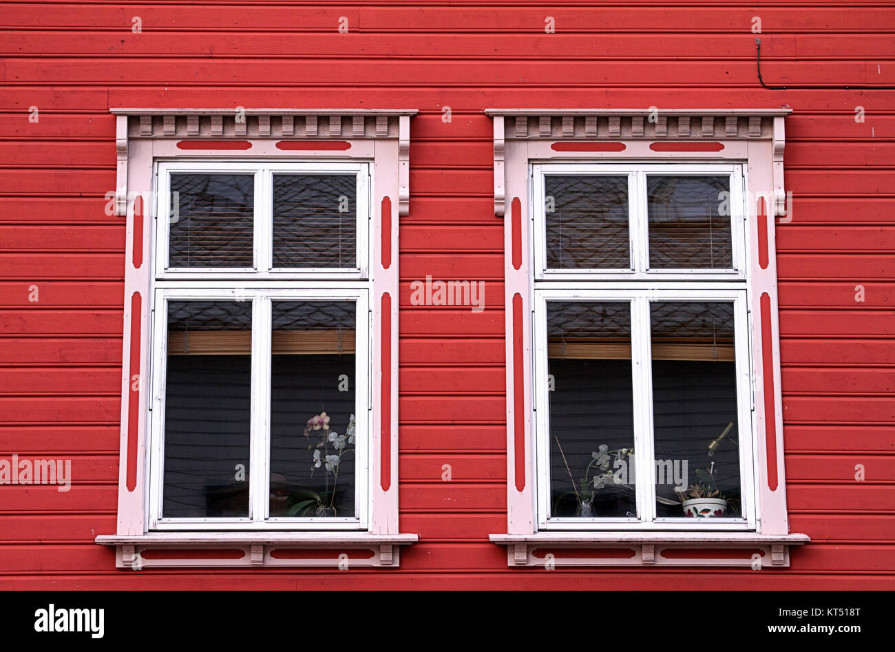 Casa Rossa due finestre bianche Foto Stock