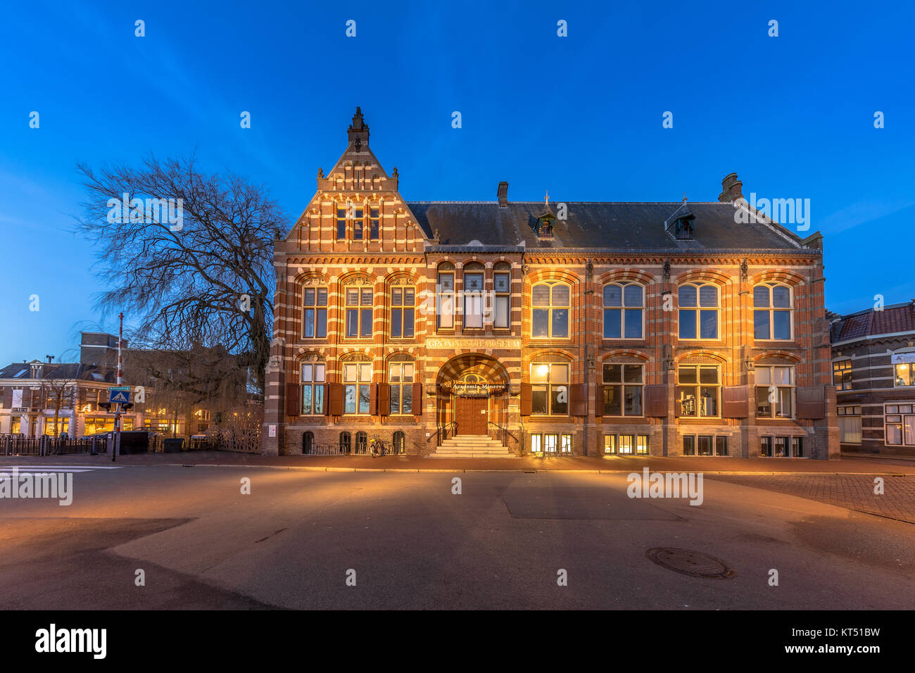 GRONINGEN, Paesi Bassi, 27 dicembre, 2016: ex museo di Groningen nella parte storica della città di Groningen al crepuscolo Foto Stock