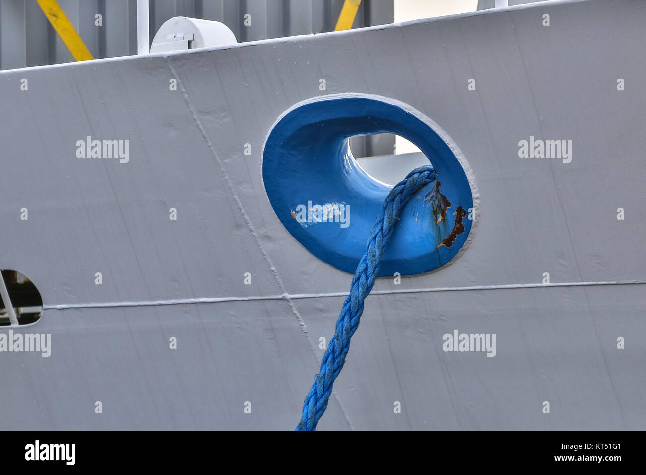 Corda blu legato al bianco nello scafo di una barca ormeggiata in un porto Foto Stock