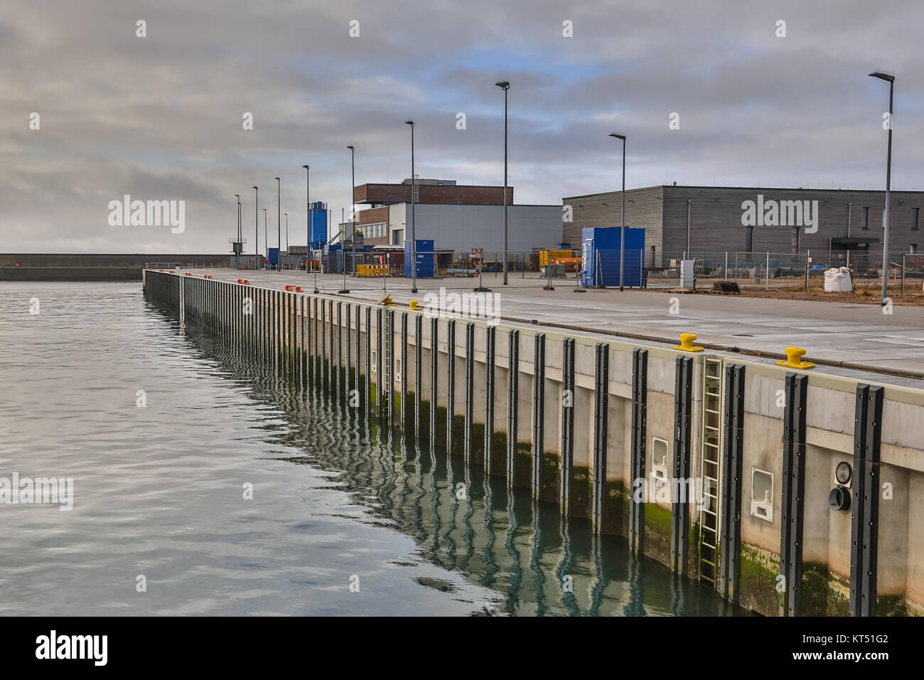 Nuovo molo di cemento nel porto marittimo di Magazzini e di riflessione di acqua Foto Stock